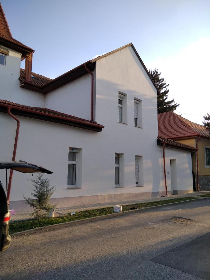 Villa אסטרגום מראה חיצוני תמונה