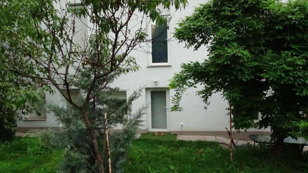 Villa אסטרגום מראה חיצוני תמונה